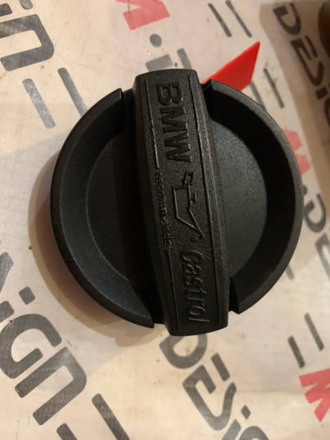 Запорная крышка маслоналивного патрубка BMW 11128507153