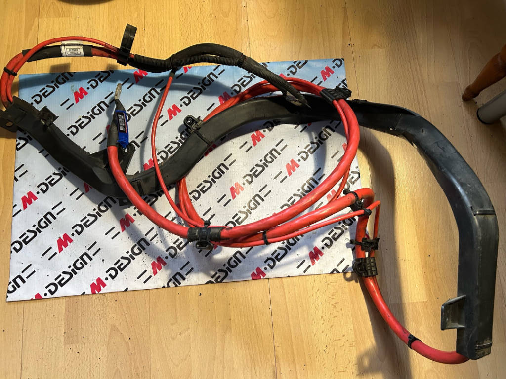 Плюсовой провод по днищу BMW E82 61129125032