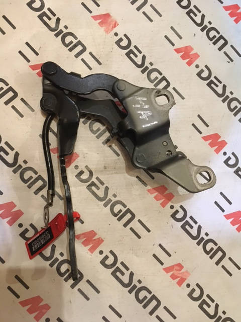 Петля капота Левая BMW E88 41617210673