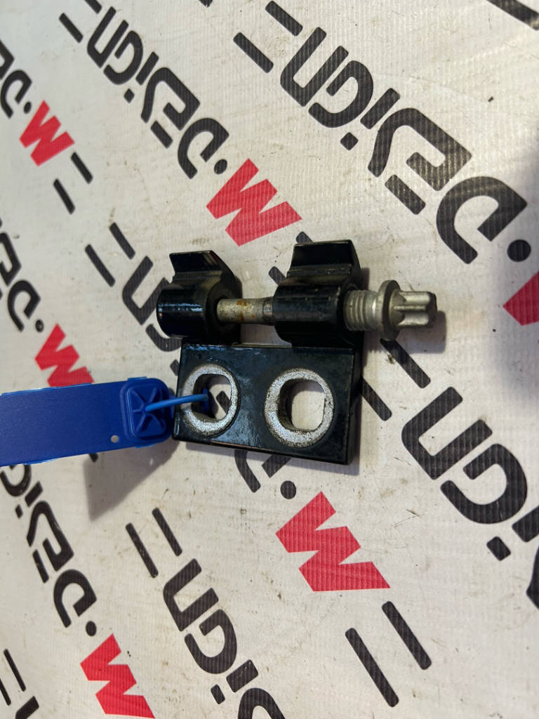 Петля двери передней правая нижняя верхняя левая bmw 41517046056