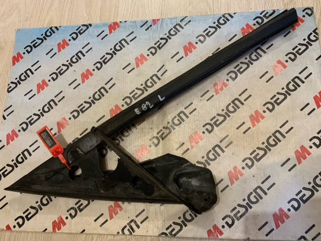 Уплотнитель треугольник зеркала левый наружный BMW E88 51337164935