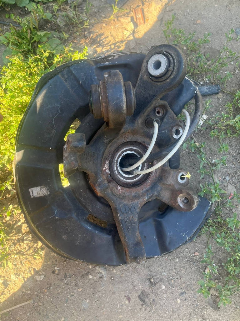 Задний правый кулак BMW E82 N54(135i) 33416771082
