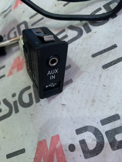 ГНЕЗДО USB/AUX-IN BMW E90 61319129651с проводом 61129129368