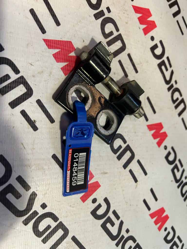 Петля двери передней правая нижняя верхняя левая bmw 41517046056