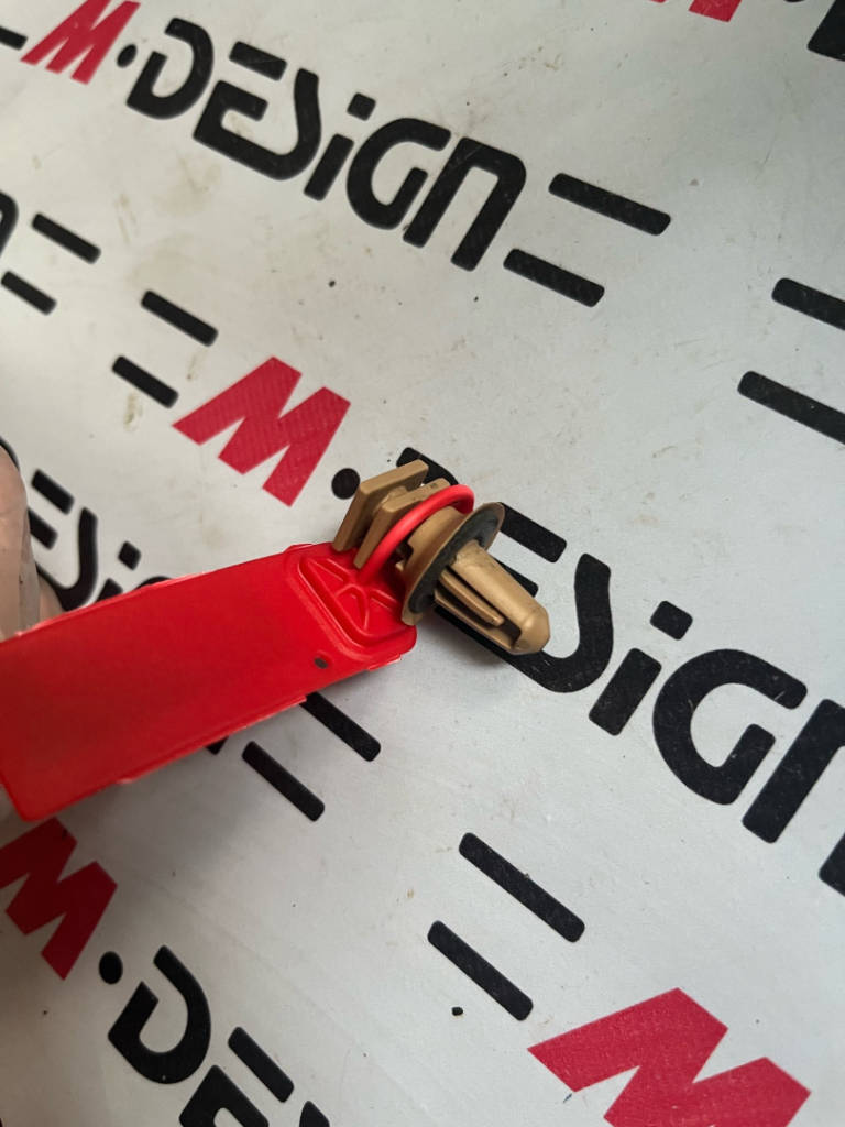 Зажим с уплотнительной шайбой BMW 51477117532