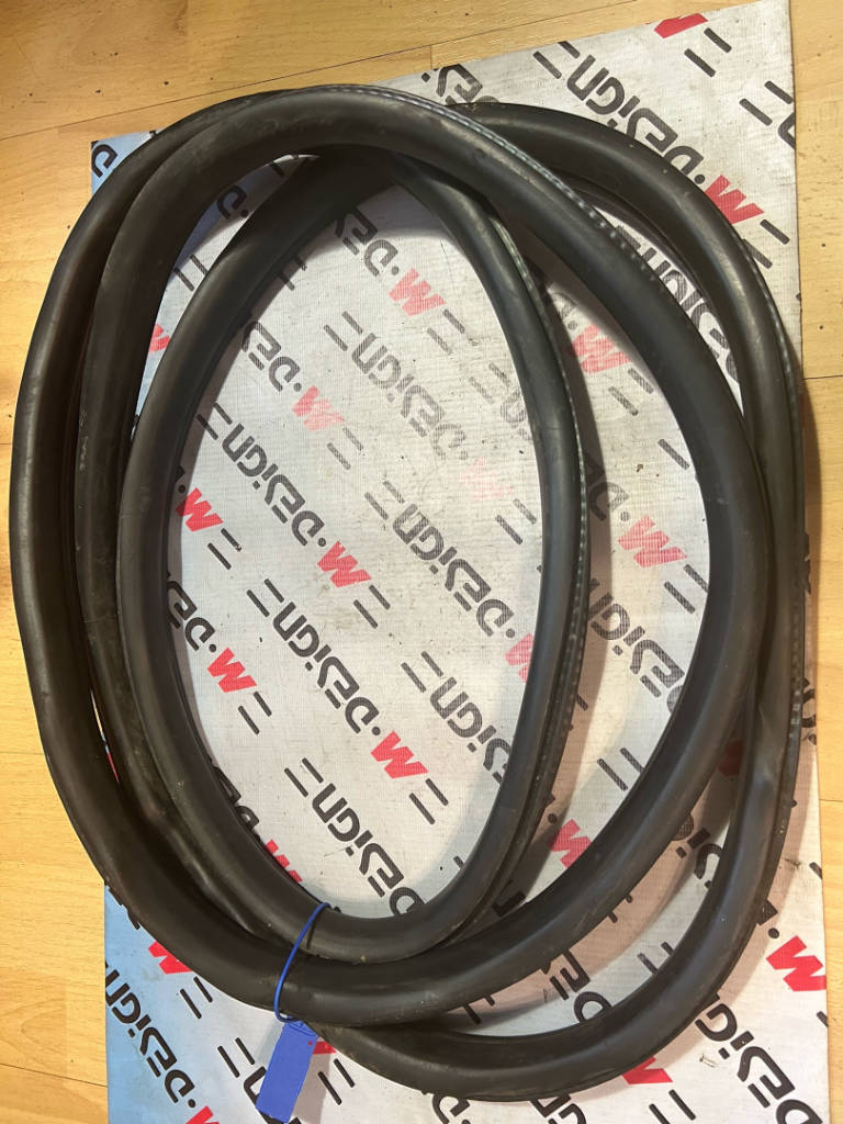 Уплотнительная резинка боковой двери передняя Bmw