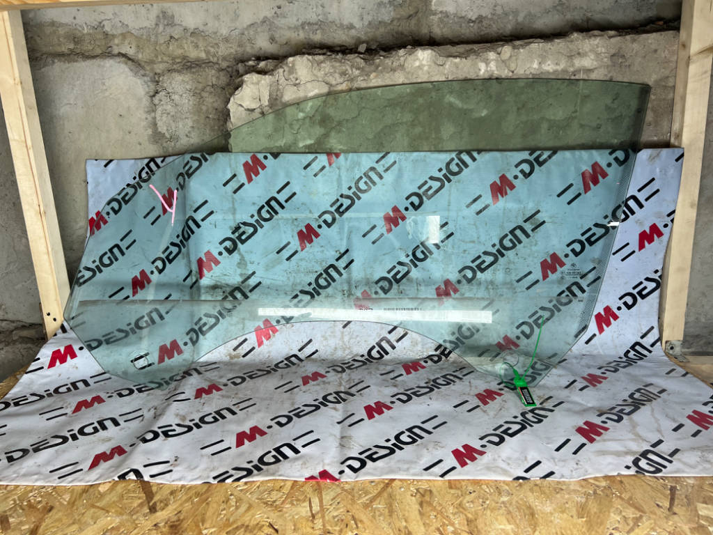 Стекло двери переднее левое