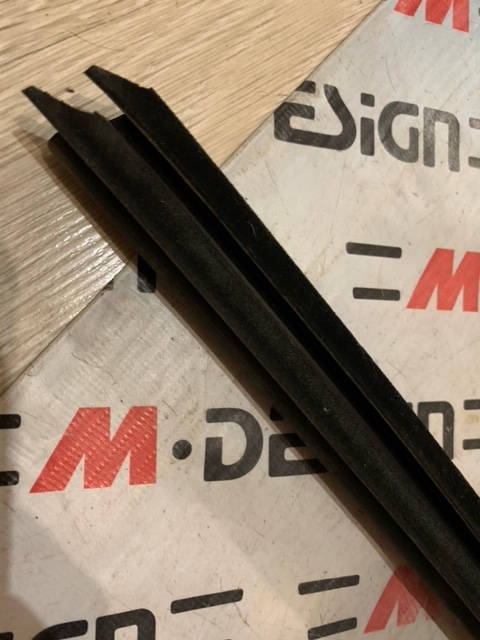 Уплотнитель шахты стекла Левый Задний Внутр BMW F30 51357258297