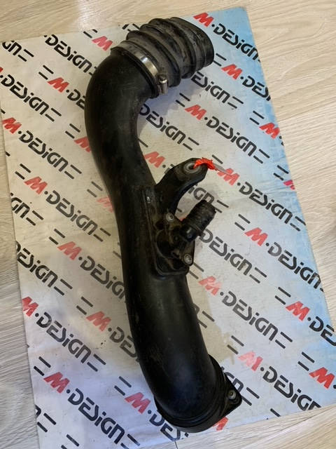 Патрубок воздушного фильтра Bmw E88 13717599286