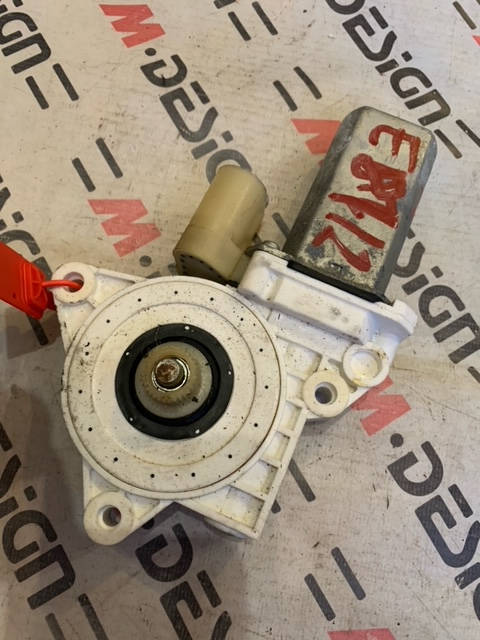 Моторчик стеклоподъемника правый BMW E88 67627286142