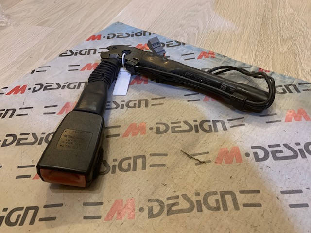 Натяжитель ремня безопасности левый BMW E88 72117213563