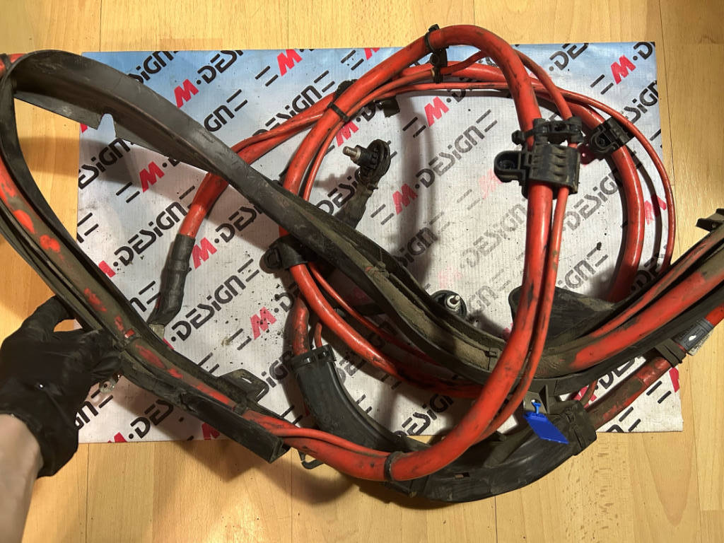 Плюсовой провод АКБ BMW E90