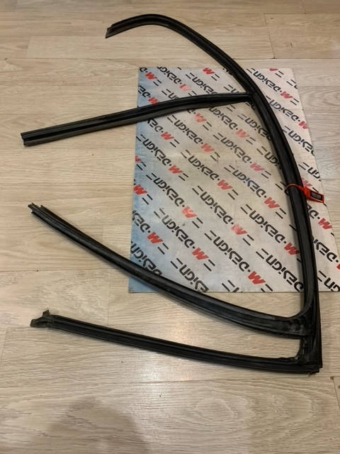 Уплотнитель стекла двери задней левой BMW F30 51357258327