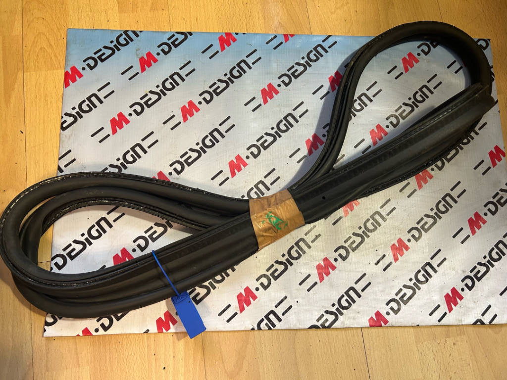 Уплотнитель багажной двери BMW E82 E88 51767208106