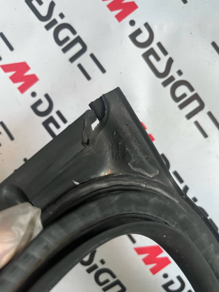 Уплотнитель двери Л BMW 51767164947