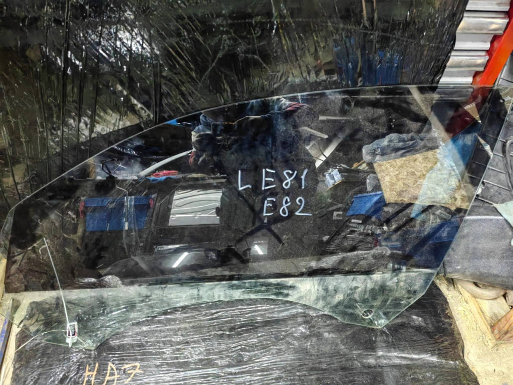 Стекло левой передней двери BMW E81 E82 51337165579