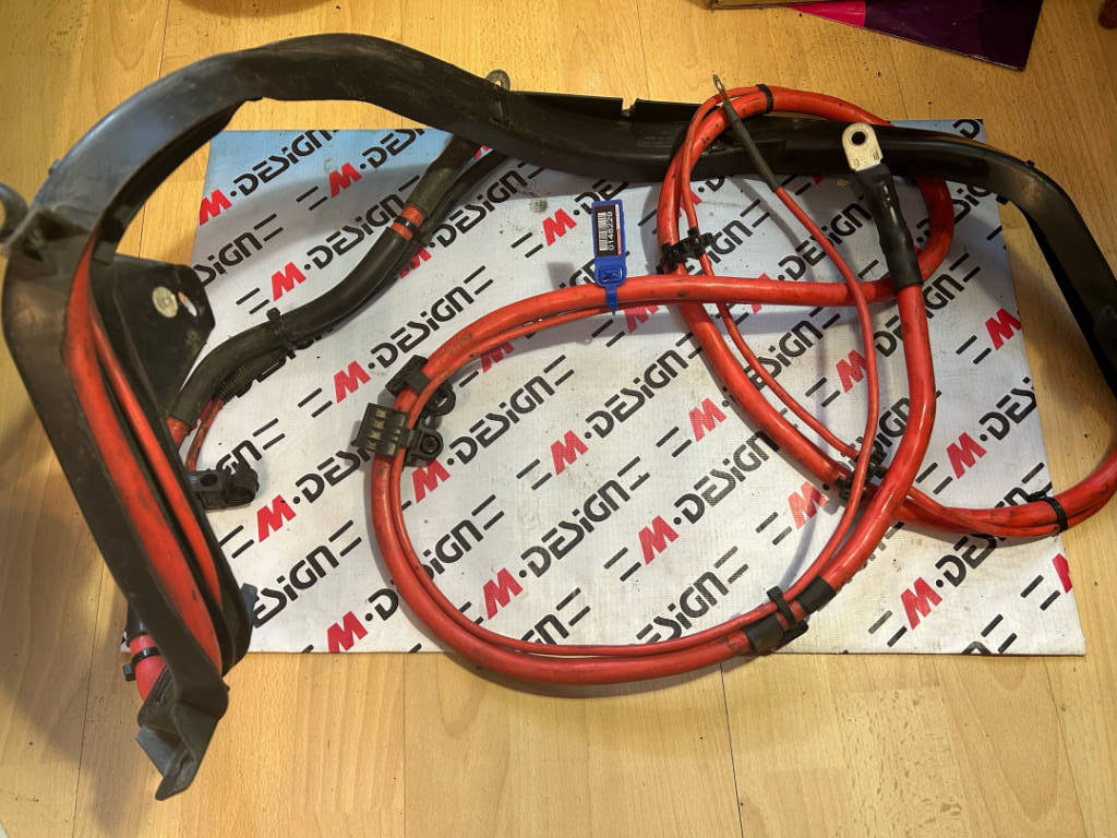 Плюсовой провод по днищу BMW E82 61129125032