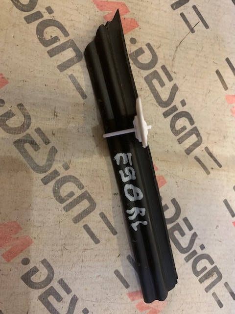 Уплотнительная планка форточки Левая BMW E90 51357136139