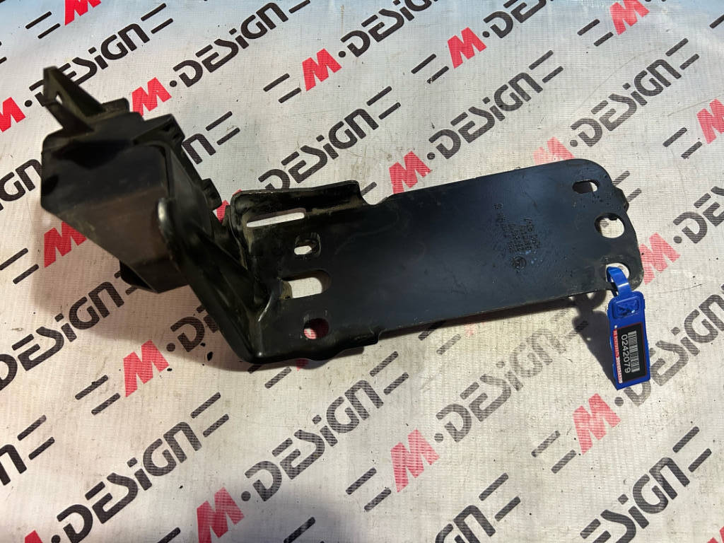 Крепление радиатора левое нижнее BMW E90 51647117811
