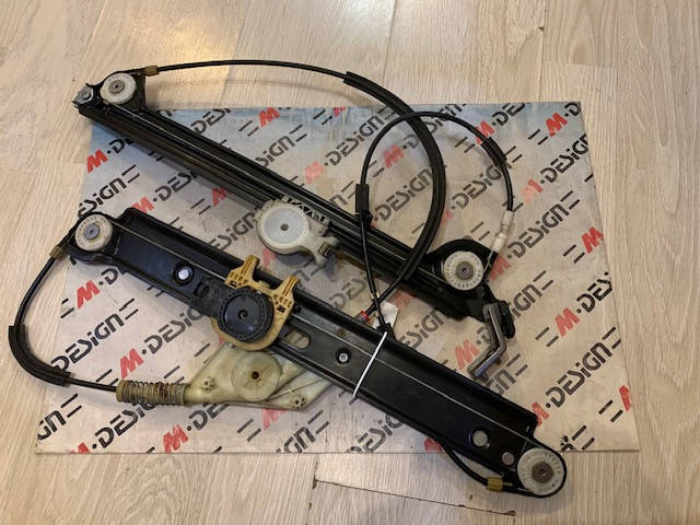 Стеклоподъемный механизм правый передний BMW E82 51337165596