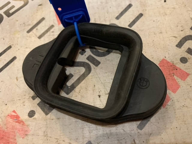 Уплотнитель ограничителя двери Левой задней BMW F30 51767263989