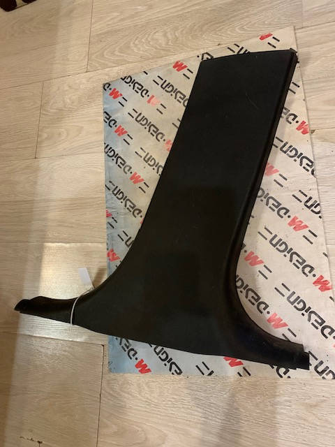 Накладка центральной стойки Правая Нижняя BMW E90 51437141102