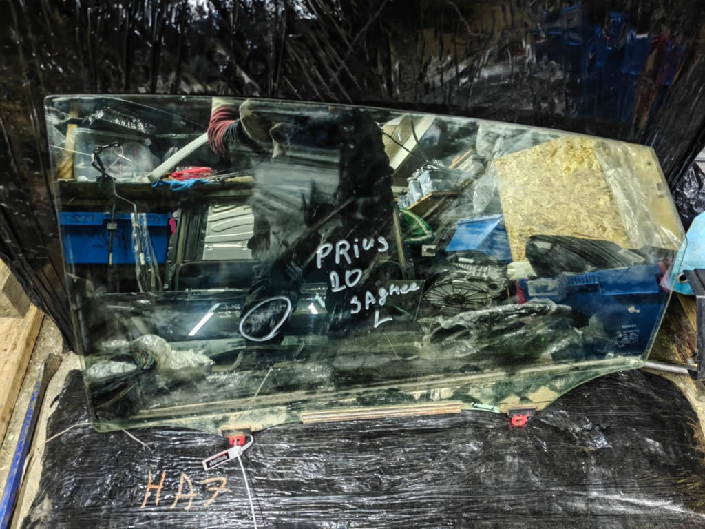 Стекло двери заднее левое Toyota Prius 6810447051