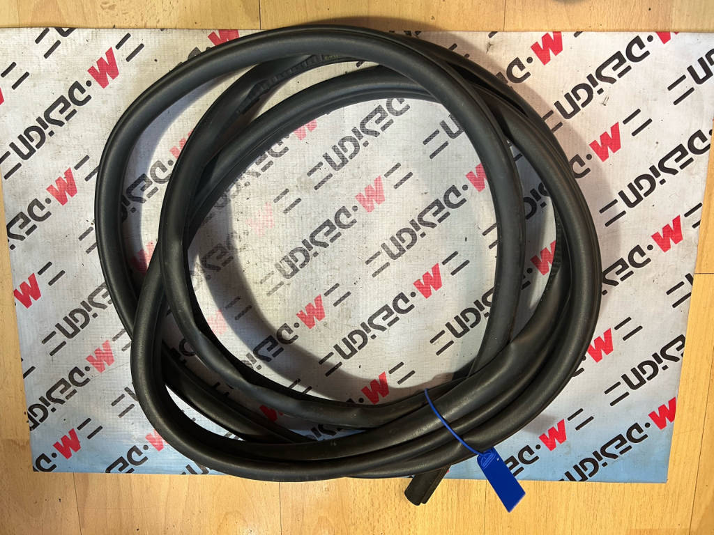 Уплотнитель двери передний Bmw E90