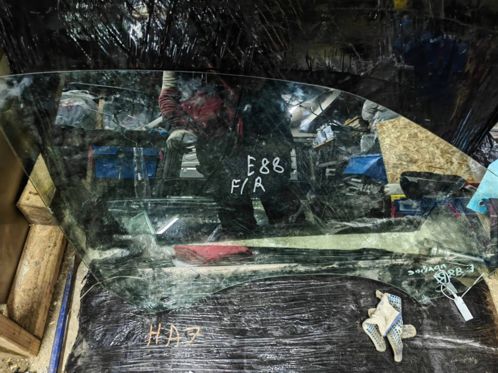 Стекло переднее правое BMW E88