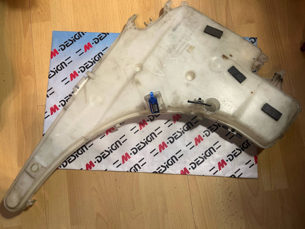 Бачок омывателя BMW E88 E90 N43B20 61677238668