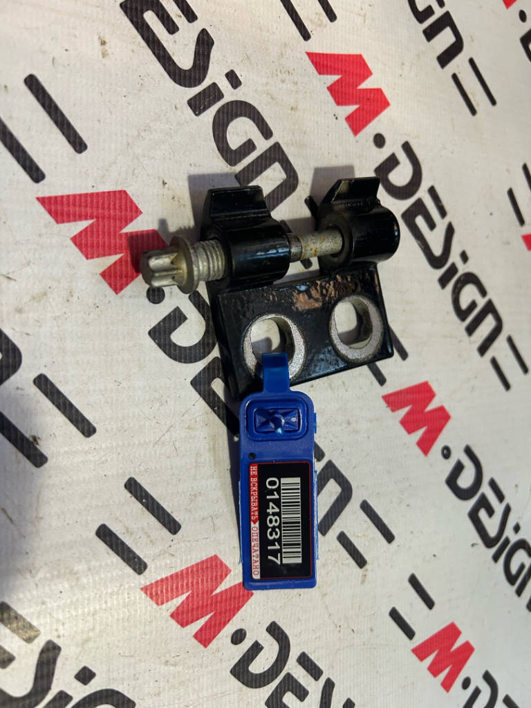 Петля двери передней левая нижняя / верхняя правая BMW 41517046059