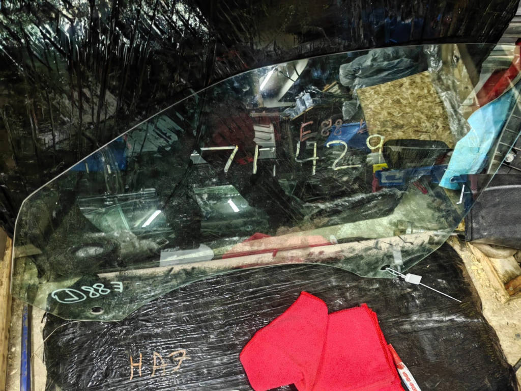 Стекло переднее левое BMW E88 51337165585