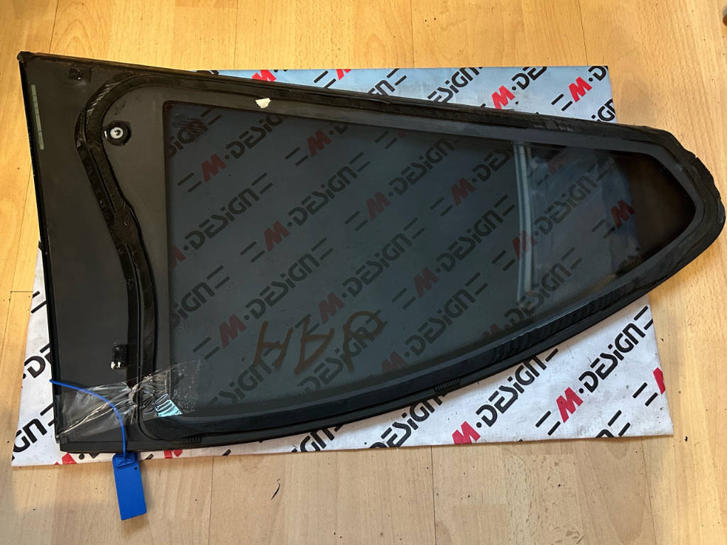 Стекло заднее левое Bmw E82 51372996217