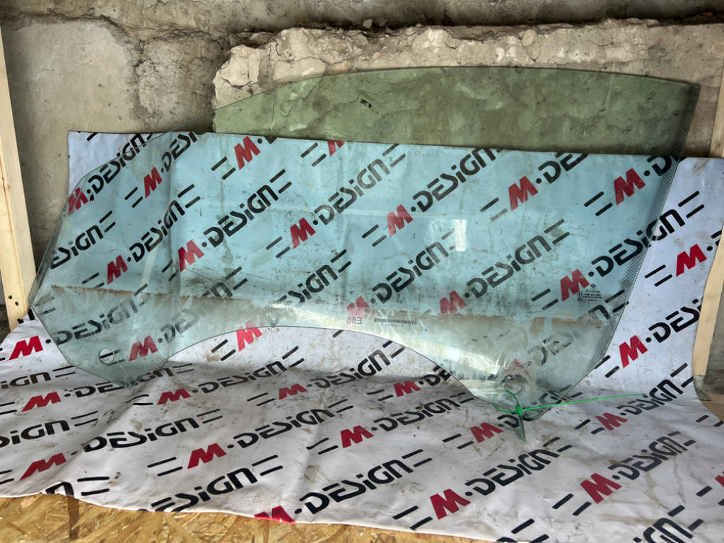 Стекло двери переднее левое