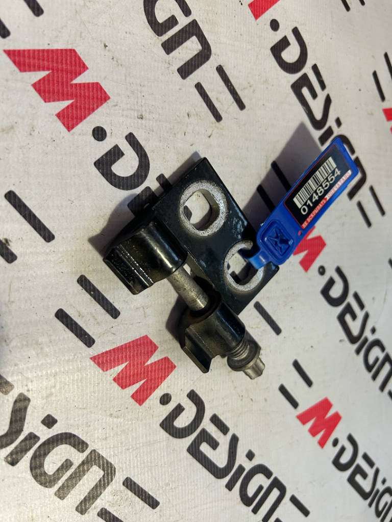 Петля двери передней левая нижняя / верхняя правая BMW 41517046059