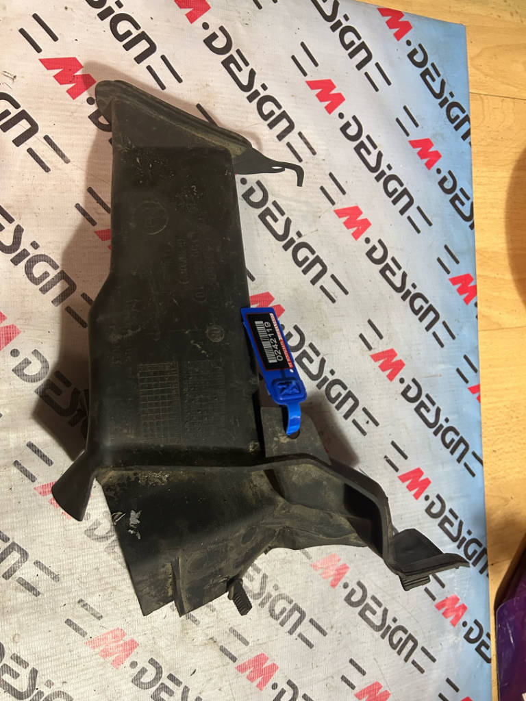 Водосток левый BMW 64316925977