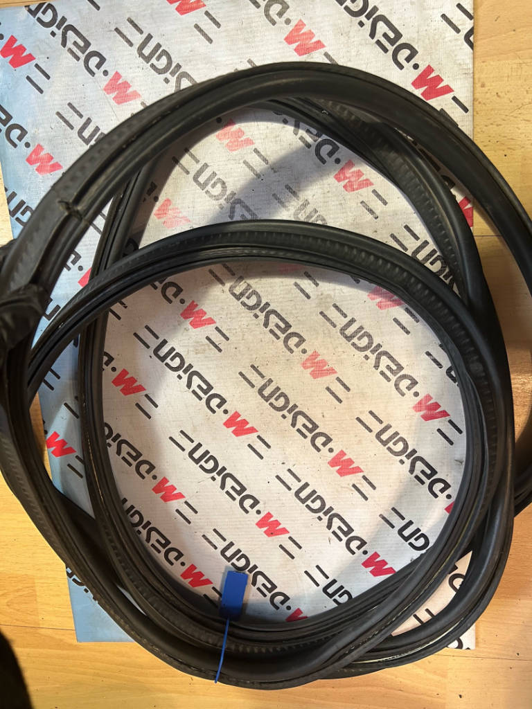 Уплотнитель багажной двери BMW E90 51767182079