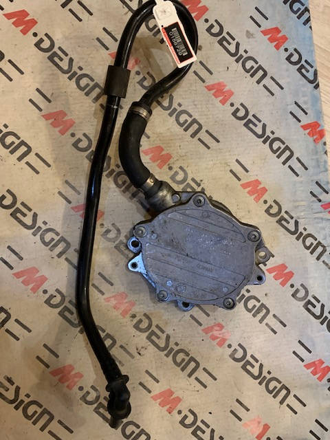 Вакуумный насос BMW E90 11667542498 с патрубком 11667549506
