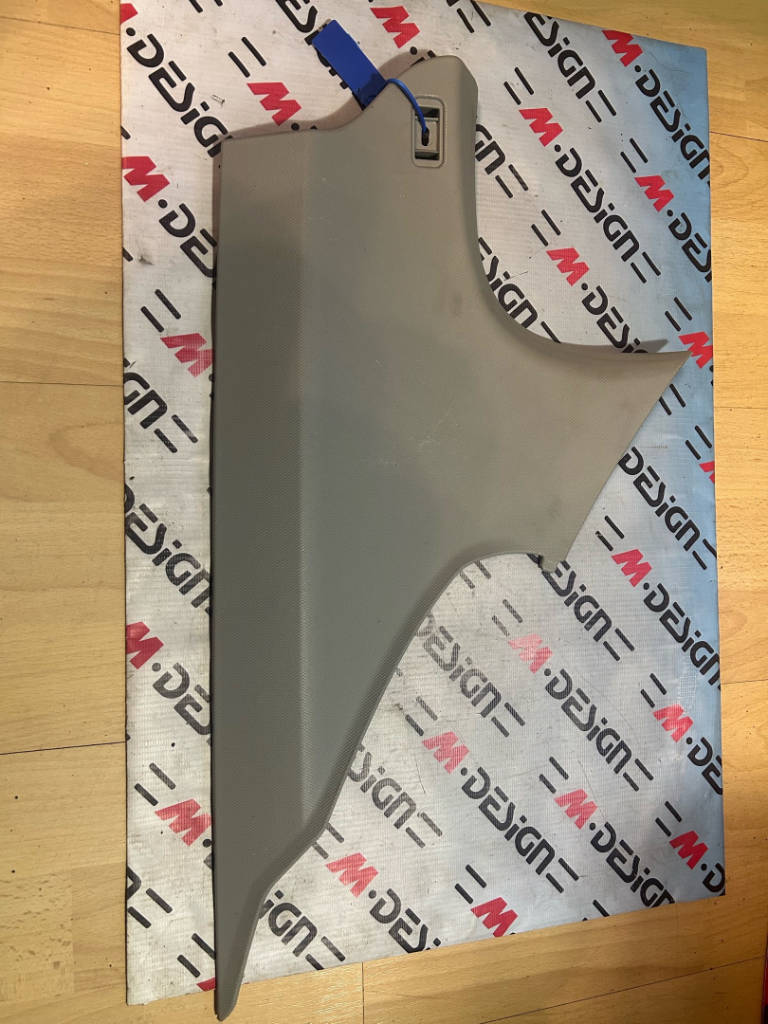 Накладка задней стойки Левая BMW E90