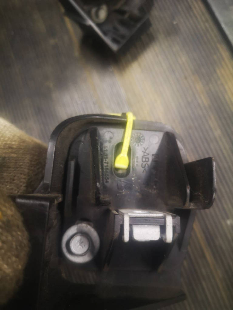 Кронштейн фары правый BMW E92