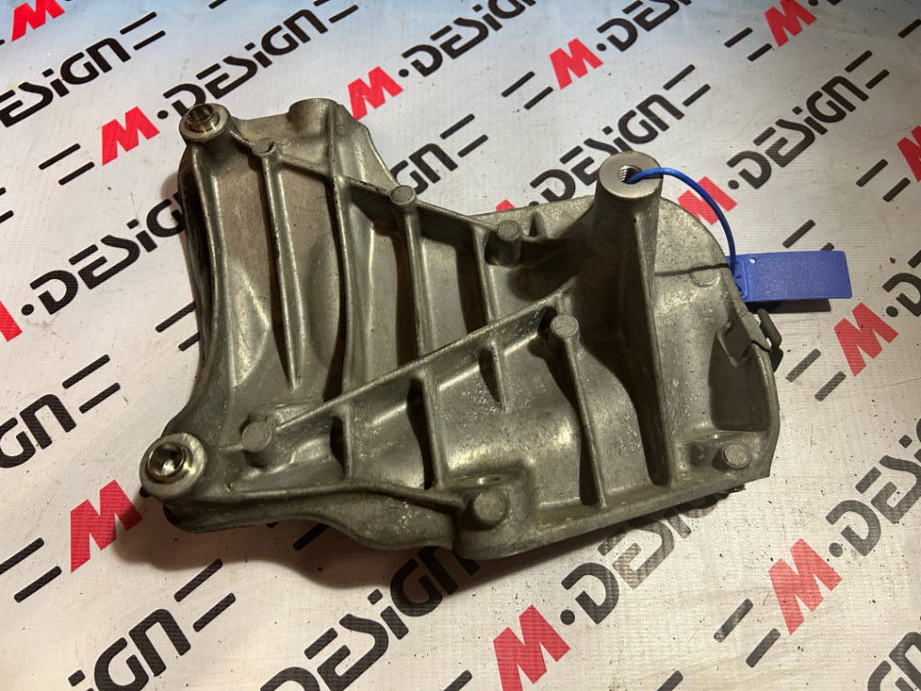 Кронштейн компрессора кондиционера 64557556836 BMW