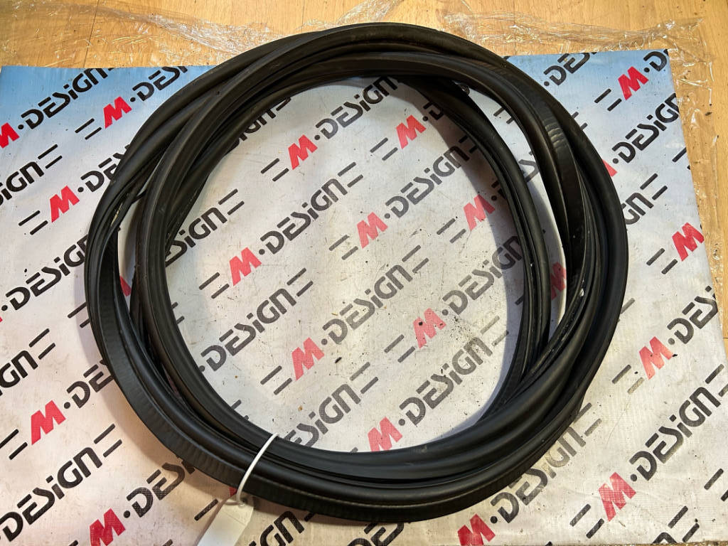 Уплотнитель багажной двери bmw 51767292307