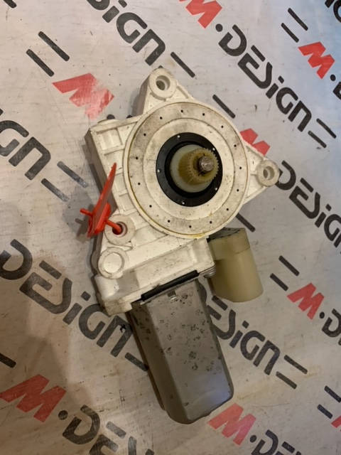 Моторчик стеклоподъемника правый BMW E88 67627286142