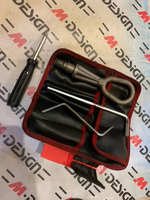 Сумка для инструментов 71106790053, отвертка и буксировочный крюк 72157070643 BMW E87 E88 оригинал