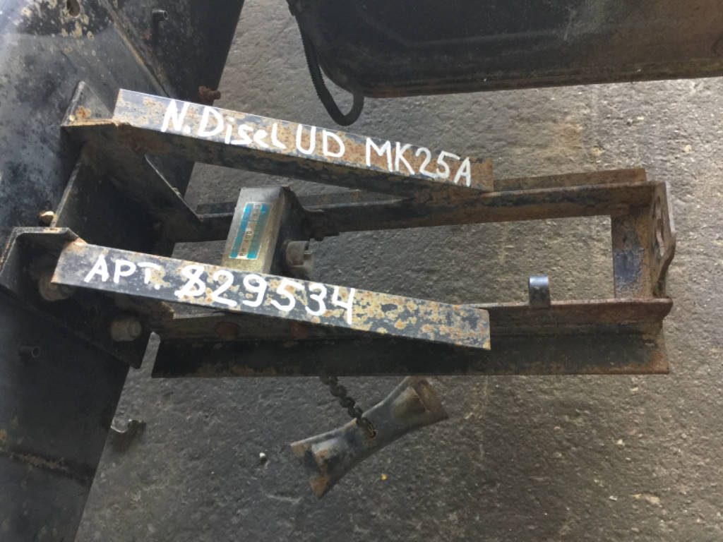 Крепление запаски Nissan Diesel UD MK25A FE6
