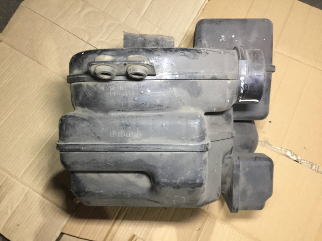 Корпус воздушного фильтра Mitsubishi Canter