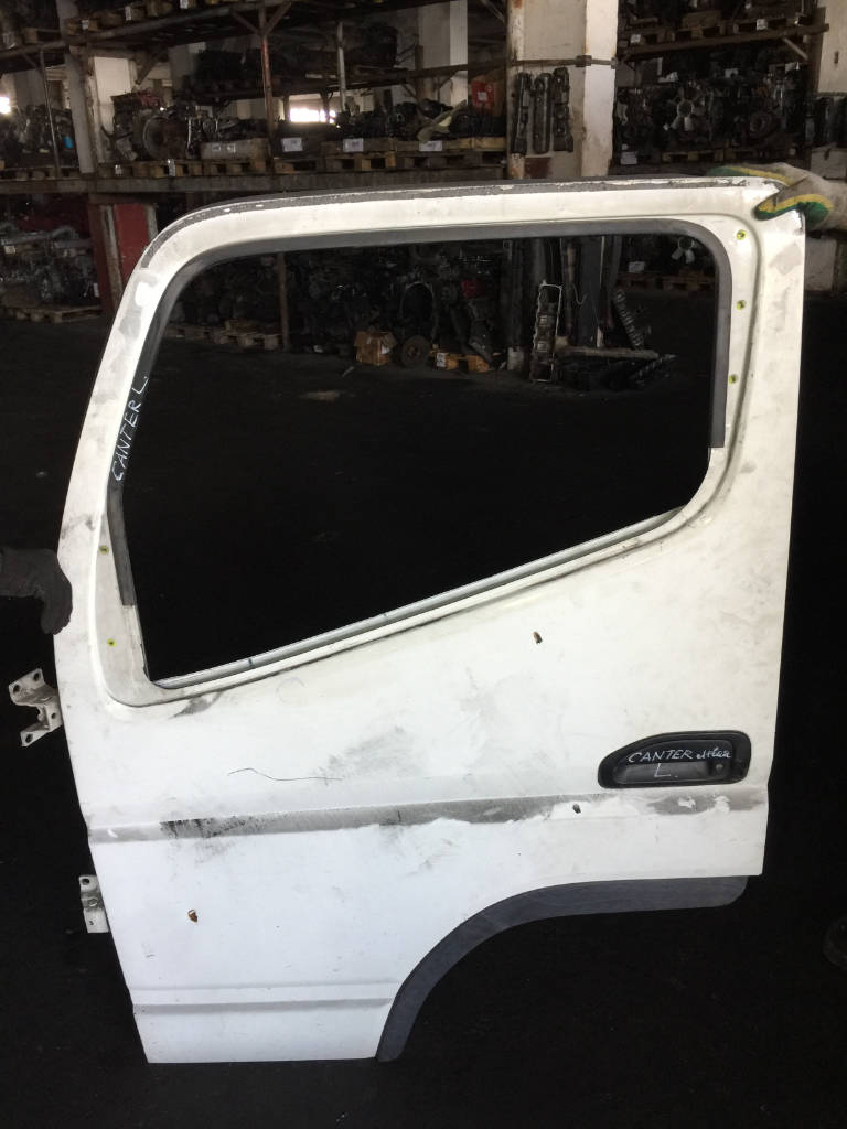 Дверь левая передняя Mitsubishi Canter без стекла