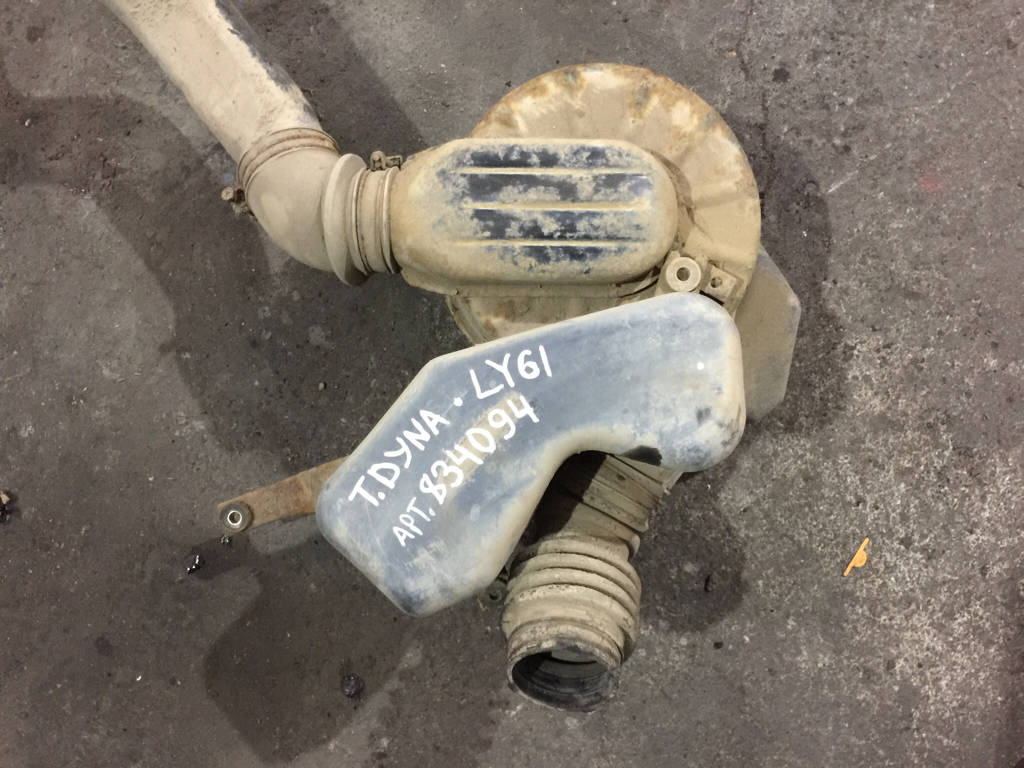Корпус воздушного фильтра Toyota Dyna LY61 3L