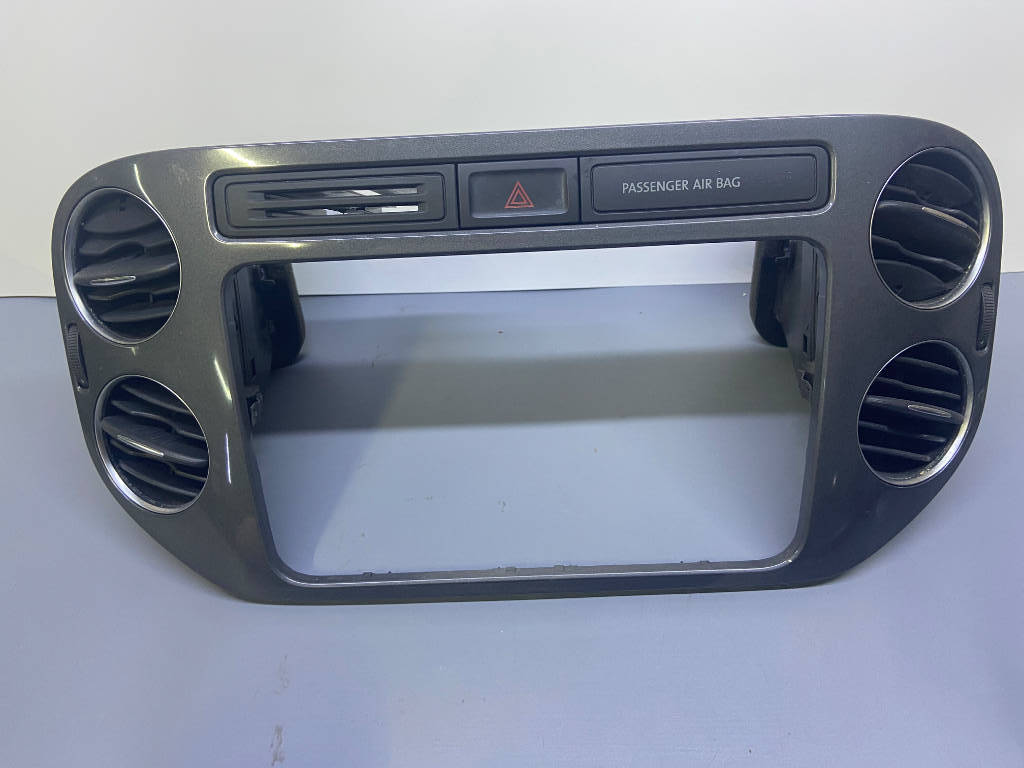 Рамка магнитолы 5M9858071K Volkswagen Tiguan 2013 5N2 CCZ