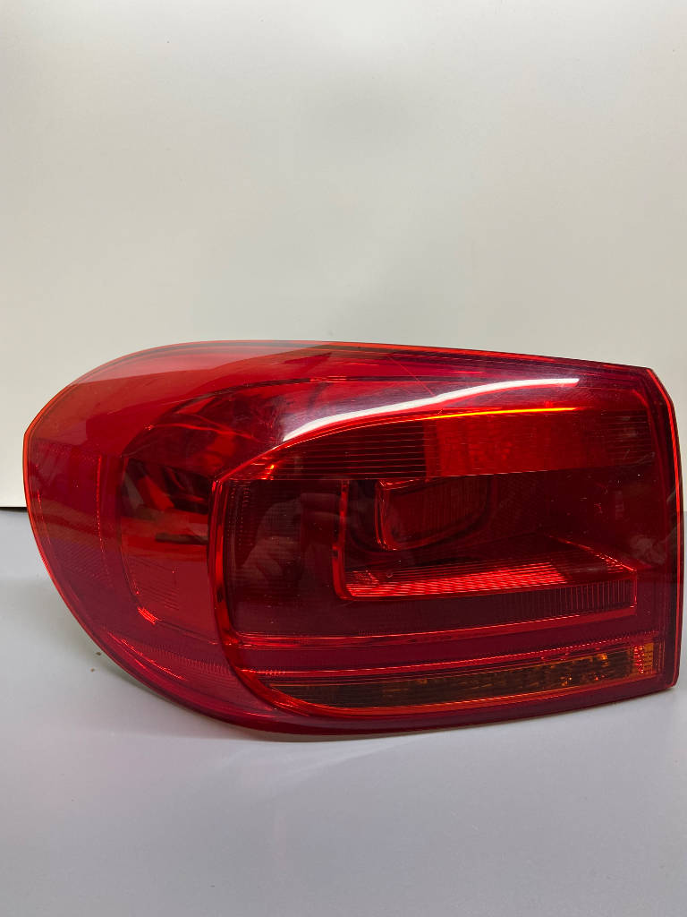 Стоп-сигнал левый задний 5N0 945 095 Q Volkswagen Tiguan 2013 5N2 CCZ